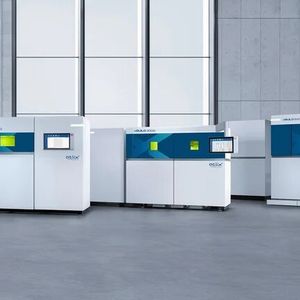 Kennern der 3D-Druck-Szene werden diese Drucker irgendwie bekannt vorkommen, nicht wahr? Stimmt! Es handelt sich im ehemalige Konzepte von Trumpf, die vor einiger Zeit vom italienischen Unternehmen Atlix übernommen wurden und weitergeführt werden. Statt Truprint heißen sie jetzt allerdings „xBuild“. Vier Maschinen sind derzeit erhältlich.(Bild:  Atlix)