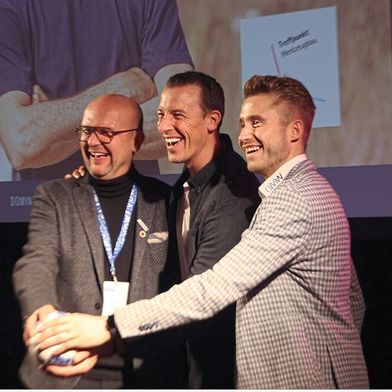 Drei Vorbilder auf dem Weg zum Erfolg: Mit Handball-Weltmeister Dominik Klein (Mitte) auf der Bühne sind die Gastgeber des Events  - Martin Burwinkel (links), Geschäftsführer des Burwinkel Kunststoffwerks, und Dennis Pieper, Geschäftsführer des OM Werkzeugbaus. (Bild: Maschinenmarkt/rw)