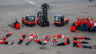 Ein Gruß des ehrenamtlichen Logistik-Teams der Formula Student Germany an Linde Material Handling im vergangenen Jahr. (Bild:  Klaus Scheuplein)