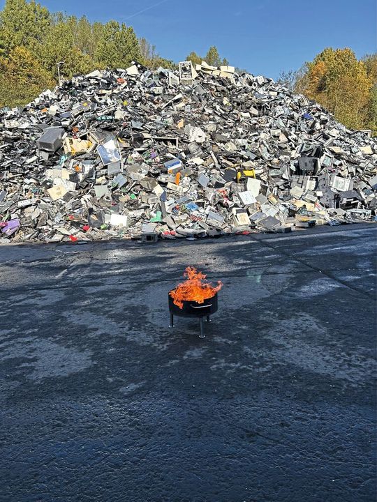 Simulation eines entstehenden Brandes auf dem Recyclinghof. Das IR-System unterscheidet den echten Brand von einer vermeintlichen Gefahr, wie ein heißer Auspuff oder eine reflektierende Oberfläche.(Bild:  T&B)