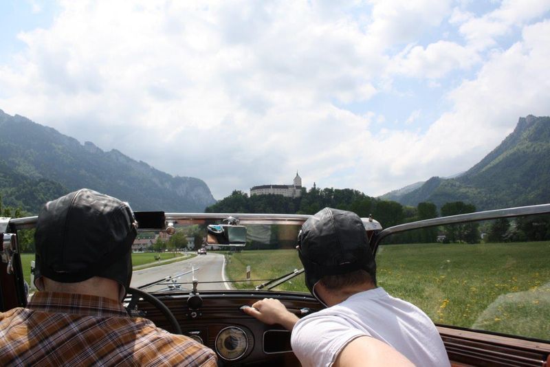 Oben ohne – und doch gut „behütet“: Herrliche Aussicht im Cabrio (Ecom)