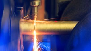 Im Rahmen des Tube-Auftritts in Düsseldorf wird Trumpf zeigen, wie das automatisierte Laserschneiden von Rohren jetzt entlang der gesamten Prozesskette funktioniert. Möglich macht das ein neu entwickeltes Entladesystem, das auch dem Fachkräftemangel begegnet. (Bild: Trumpf)