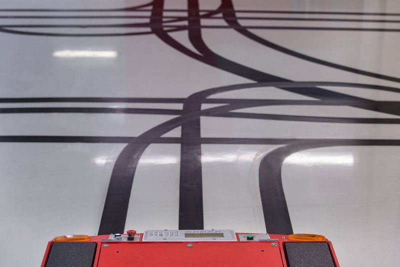 Die FTF im Werk Martorell folgen den 40 Führungswegen, die mit im Fußboden eingebetteten Magnetschienen ausgelegt sind. Für jede Route brauchen sie zwischen einer und sieben Minuten. (Frederic Camallonga)