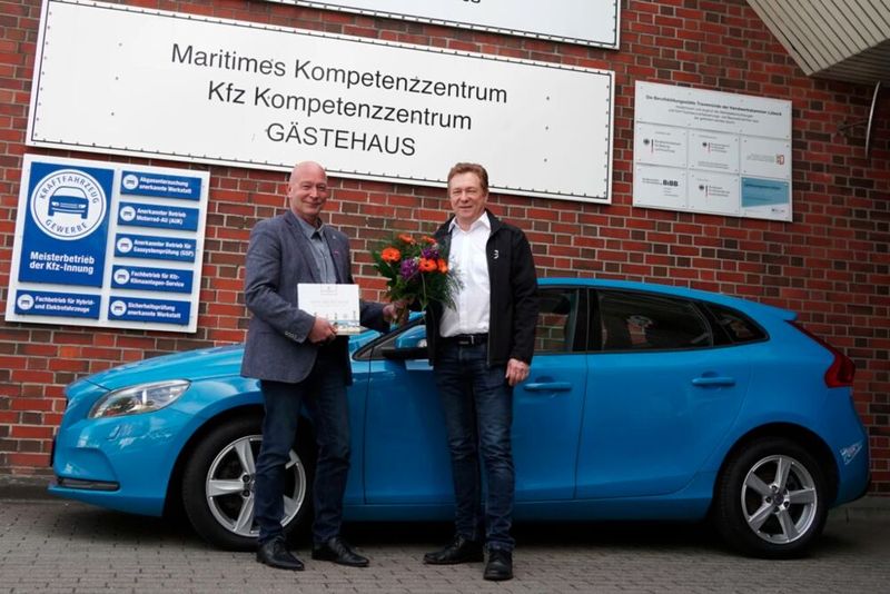 Jens Giese (links) dankt Marcus Engler für die Spende des Volvo V40.(Bild:  HWK Lübeck)