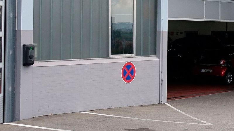 Insgesamt vier Ladestationen befinden sich auf dem frei zugänglichen Betriebsgelände. (Bild: Rosenow/»kfz-betrieb«)