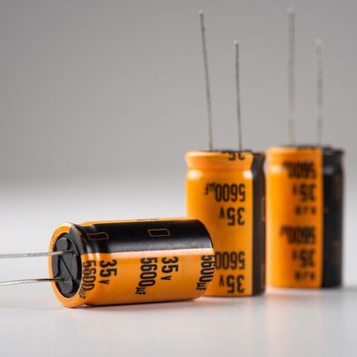 TDK expands its aluminum electrolytic capacitor portfolio with new vibration‑resistant axial and soldering star variants rated for 125 °C, alongside performance upgrades to its 63 V series for demanding industrial and automotive applications. (symbolic image) (Source: © NorGal - stock.adobe.com)