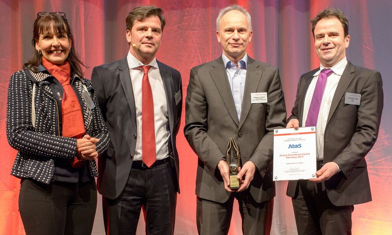 Auch Awards gab es am Oracle Partner Day. Die Channel-Verantwortlichen Silvia Kaske und Christian Werner (2. v. l.) sowie Partner-Manager Johannes Hogg (r.) überreichten den Preis für den „Database Partner of the Year“ an Hubertus Löhnert von Atos. (© Arndt Mueller)