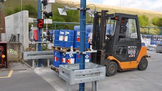 Per Lichtschranke und RFID-Lesegerät werden am Lagerplatz von Currenta die Entsorgungsintervalle der Gebinde überwacht. (Bild: Currenta)