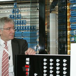 Rückblick ins Jahr 2012 bei der Verleihung des deutschen Rechenzentrumpreis: Der Sohn von Konrad Zuse: Er hat den ersten Computer nachgebaut und vorgeführt. An diesen Tag allerdings hatte die Maschine einen Rechenfehler; der laut Zuse kurz vor dem Transport aufgetreten war und deshalb nicht mehr korrigierbar.(Bild:  Ostler)
