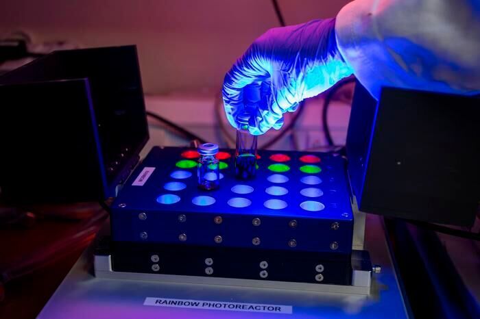 The chemistry is powered by an LED lamp that triggers a self-sustaining chain reaction, forging new carbon–carbon bonds under mild conditions without toxic or expensive chemicals. (Source:  Nordin Ćatić/ St John’s College, Cambridge)