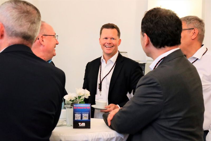 Anwesende im Austausch mit TIM-CEO Tim Henneveld.    (Bild: TIM)