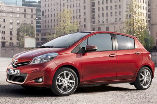 Der Neue bleibt zwar immer noch deutlich unter der Vier-Meter-Marke, ist jedoch um 10 Zentimeter auf 3,89 Meter gewachsen.  (Toyota)