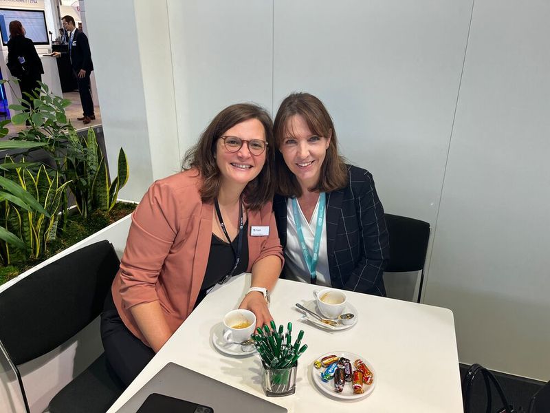 (l.) Melanie Meier, FTAPI, und Brigitte Bonasera, Insider-Medien, beim Plausch. (Bild: Vogel IT-Medien GmbH)