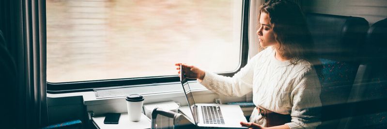 Ob unterwegs, zuhause oder im Büro: Mit dem Igel UD Pocket können Mitarbeiter auch mit privaten Geräten von überall aus arbeiten.(Bild:  Mariia Korneeva - stock.adobe.com)