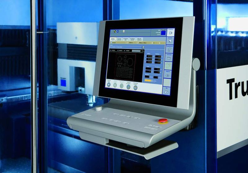 Das frei schwenkbare Bedienpult mit intuitiv verständlichem Touch-Screen ist auch eine neu an der Tru-Laser 3030. (Archiv: Vogel Business Media)