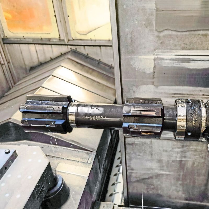 Reibwerkzeuge mit einstellbaren Führungsleisten bearbeiten Stufenbohrungen auf 10 µm genau in Durchmesser, Flucht und Konzentrizität.  
