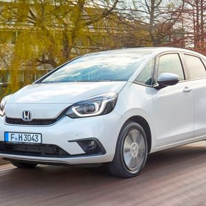 Einen Schritt weiter ist Honda: Der Jazz e:HEV wird von einem E-Motor angetrieben, während der Verbrenner den Strom erzeugt.(Bild:  Honda)