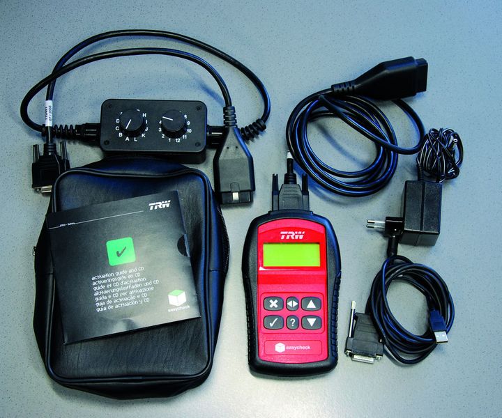 Der Lieferumfang: Easycheck mit Standard-OBD-Kabel, OBD-Schaltkabel für bestimmte Fahrzeuge (siehe Text) sowie Verbindungskabel zum PC/Laptop mit Netzadapter und praktischer Aufbewahrungstasche.  (Foto: Dominsky)