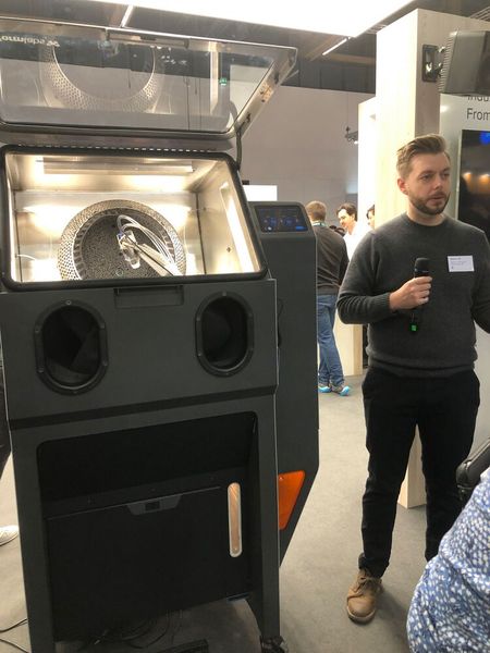 Formlabs präsentierte mit dem neuen Fuse Blast ein System zur Reinigung und Politur für den SLS-3D-Druck (selektives Lasersintern) auf Industrieniveau. (Bild: VCG/Juliana Pfeiffer)