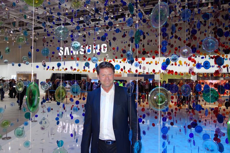 Martin Böker, Samsung, mitten in der bunten Samsung Welt.  (Bild: IT-BUSINESS)