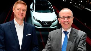 Frank Meyer, Leiter Innovation & B2C-Solutions bei Eon (links), und Paul Willcox, Europachef von Nissan, unterzeichneten die strategische Partnerschaft auf dem Genfer Autosalon. (Nissan)