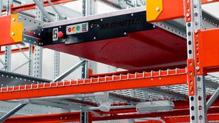 Das „AR Shuttle“ ist eine Kanallagerkonstruktion mit automatischen Regalwagen. (AR Racking)