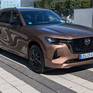 Die enge Verwandschaft zum CX-60 ist unverkennbar. Bis zur B-Säule ist der CX-80 identisch. Ein Hingucker ist die neue Farbe Melting Copper.  (Bild:  Mauritz – VCG)