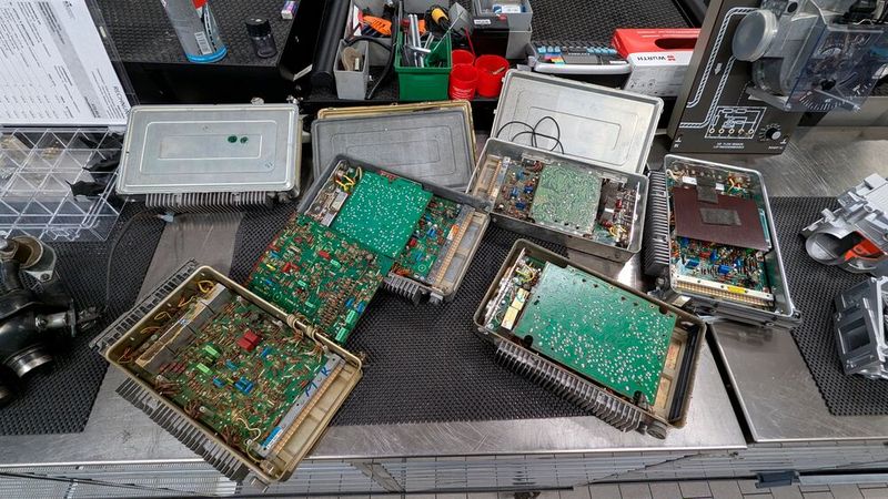 Was Sie schon immer über das Steuergerät einer D-Jetronic wissen wollten, aber bislang nicht gewagt haben zu fragen: Hier können die Teilnehmer beispielsweise sehen, mit welch einfachen Bauteilen man einst Steuergeräte baute. (Bild: Dominsky – VCG)