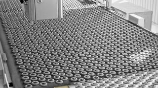 Präzise Waren- und Lebensmittelbeförderung auch bei hohen Geschwindigkeiten dank schmier- und wartungsfreien Messerkantenrollen aus iglidur H1.  (Laurentiu Iordache - Fotolia / Igus)