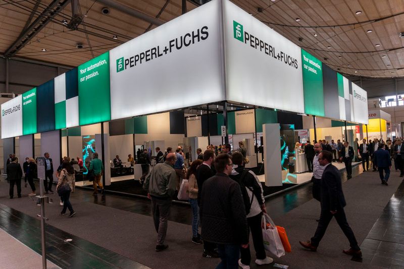 Ein Highlight von Sensorspezialist Pepperl+Fuchs waren deren Sensoren, die rund um das Zukunftsthema Wasserstoff zum Einsatz kommen können. Genutzt werden dieses beispielsweise zur Effizienzsteigerung in Windkraftanalgen zur Erzeugung grünen Wasserstoffs oder aber in entsprechenden Wasserstoff-Tanskstellen. (Bild: Vogel Communications Group)