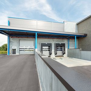 Mit der neuen Laderampe bei der Erwin Halder KG können die Lkw nun schneller be- und entladen werden. Nicht zuletzt bleiben die Protagonisten dabei nun auch bei Regenwetter trocken.(Bild:  Halder)