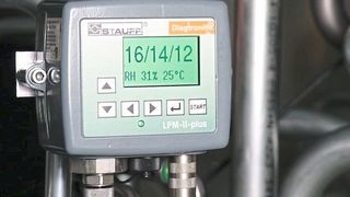 Der Partikelmonitor ist ein optischer Partikelzähler mit Hochleistungs-LEDs, die automatisch den Verschmutzungsgrad von Hydraulikflüssigkeiten in Form einer 8-Kanal-Messung ermitteln. (Walter Stauffenberg)