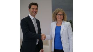 Knauer-Geschäftsführerin Alexandra Knauer mit Berlins Staatssekretär für Wissenschaft und Forschung Steffen Krach (SPD)  (Knauer Wissenschaftliche Geräte )