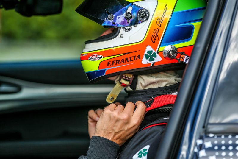 Vorbereitung auf die Rekordjagd: Auf der Nordschleife des Nürburgrings hat Alfa Romeo mit dem Stelvio den Rekord für Serien-SUV aufgestellt. (Alfa Romeo/Simon Palfrader)