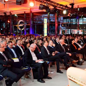 Volles Haus zur Eröffnung des neuen Opel-Autohauses der Peter-Gruppe.(Bild:  Rehberg / »kfz-betrieb«)