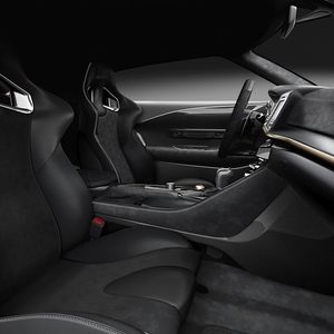 Im Innenraum runden goldene Akzente und ein Alcantara-Lenkrad das Bild ab.(Bild:  Nissan)