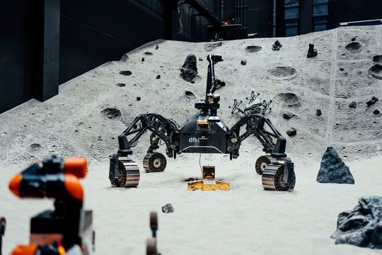 Auf der Automatica 2025 ist im Rahmen des DFKI-Auftritts unter anderem das autonome Robotersystem „SherpaTT“ zu erleben, dem es auch in garstiger Umgebung quasi vor nichts graust. Es ist ein vierbeiniger Gelände-Rover für Erkundungsmissionen. Und es gibt nochwas ...(Bild:  DFKI)