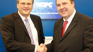 Stefan Hoppe (l.), Vizepräsident der OPC Foundation, und Christian Stickling, Miele, freuen sich über die künftige Zusammenarbeit. (OPC Foundation)