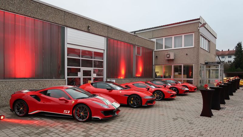 Vor der Einfahrt zur Werkstatt standen während der Jubiläumsfeier ausschließlich Fahrzeuge im markentypischen Rot. (Bild: Diehl – VCG)