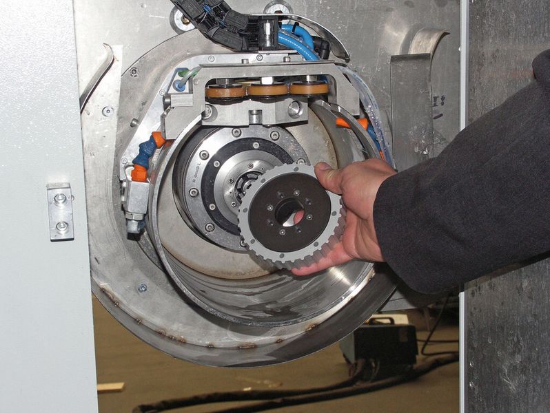 Bild 1: Das schmiermittel- und wartungsfreie Polymer-Rundtischlager mit abgedichteter Außenverzahnung vollzieht die 360°-Drehbewegung des Schleifschutzes. (Bild: Igus)