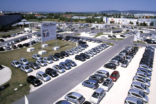 Mercedes-Benz-Mega-Store im Bamberg (Archiv: Vogel Business Media)