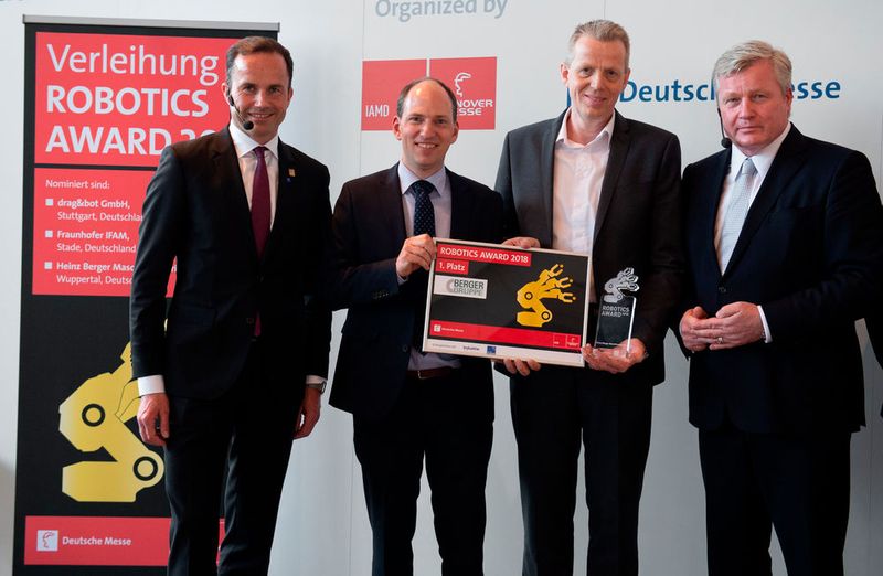 Bereits zum achten Mal verleiht die Hannover Messe gemeinsam mit dem Industrieanzeiger und der Robotation Academy den ROBOTICS AWARD. Im Bild: (1.Platz) Heinz Berger Maschinenfabrik GmbH & Co. KG, Dr. Jochen Köckler (Vorsitzender des Vorstandes der Deutschen Messe) mit Benjamin Johann, Andreas Groß und Bernd Althusmann (Niedersächsischer Minister für Wirtschaft, Arbeit, Verkehr und Digitalisierung). (Bild: Deutsche Messe)
