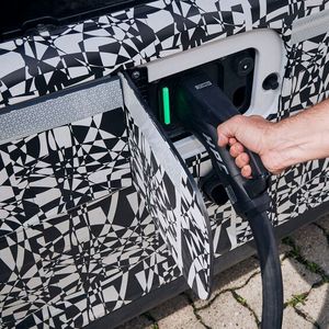 Der neue Actros soll über eine Reichweite von etwa 500 Kilometern verfügen.(Bild:  Daimler Truck AG)