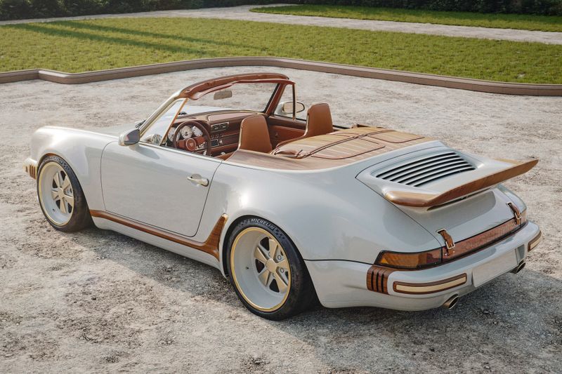 Das zweite Fahrzeug, ein weißes Classic-Turbo-Cabriolet, wurden unter anderem mit diversen Holzelementen verziert. (Bild: Singer)