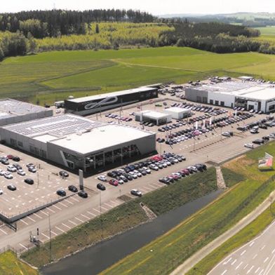 Im Automobilzentrum Hof bündelt Motor-Nützel den Vertrieb verschiedener Marken sowie Servicedienstleistungen. (Bild: Oliver Riess, luftbilder-deutschland.com)