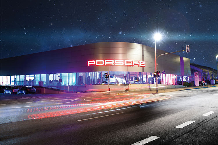 Das Porsche-Zentrum Limburg hat am 16. Januar 2014 offiziell neu eröffnet. Die Gesamtfläche des Standorts beträgt nun rund 1.800 Quadratmeter. (Foto: Porsche-Zentrum Limburg)