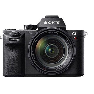 Alpha 7R II von Sony: Das Datenblatt der neuen a7RII (ILCE-7RM2) liest sich für viele Fotografen wie ein Wunschzettel. Schließlich zeigt das neue Flaggschiff von Sony, was in punkto Kameratechnik heute möglich ist. Der erste Blick fällt sofort auf das Herzstück der neuen Nummer eins von Sony: der weltweit erste rückwärtig beleuchtete Exmor R CMOS Vollformat Sensor. Mit 42,4 Millionen Pixeln, einer extrem hohen Empfindlichkeit von bis zu ISO 102.400 und einem extrem schnellen Autofokus mit 399 Phasen-Fokuspunkten direkt auf der Sensoroberfläche bringt er alles mit, um auch skeptische Fotografen zu überzeugen. Zum Vergleich: Der neue Autofokus der a7RII ist rund 40 Prozent schneller als der ihrer Vorgängerin.Der Fünf-Achsen-Bildstabilisator der a7II wurde nicht nur von jenen gelobt, die gern mit Fremdobjektiven an ihrer Alpha Kamera fotografieren. Jetzt ist der gleiche Verwackelungsschutz auch in der a7RII verbaut. Auch Hobby- und Profifilmer kommen mit der a7RII voll auf ihre Kosten. Bei 4K Aufnahmen beherrscht sie verschiedene Formate – Super 35mm (ohne Pixel binning) und Vollformat inklusive. Auch das gibt es bei keiner anderen Kamera weltweit. Der neu entwickelte XGA OLED Sucher mit 0,78-facher Vergrößerung ist ein weiteres Highlight der Kamera – und weltweit einzigartig.Hohe Auflösung & hohe EmpfindlichkeitIn der Vergangenheit mussten sich Fotografen zwischen einer hohen Auflösung auf der einen und einer hohen Empfindlichkeit oder Geschwindigkeit auf der anderen Seite entscheiden. Beides in einer Kamera gab es nicht – bis heute. Der vollständig neu entwickelte Sensor der Kamera glänzt mit 42,4 Megapixeln sowie lückenlos platzierten On-Chip-Linsen, die nahtlos auf dem Sensor angeordnet sind, um das auftreffende Licht mit jedem Pixel so effektiv wie möglich zu bündeln. Eine spezielle Antireflexionsschicht auf der Oberfläche der Glasversiegelung des Sensors verbessert die Fähigkeit des Chips deutlich, Licht aufzunehmen. Das führt letztlich zu hoch auflösenden Bilder (Bild: Sony/IFA)