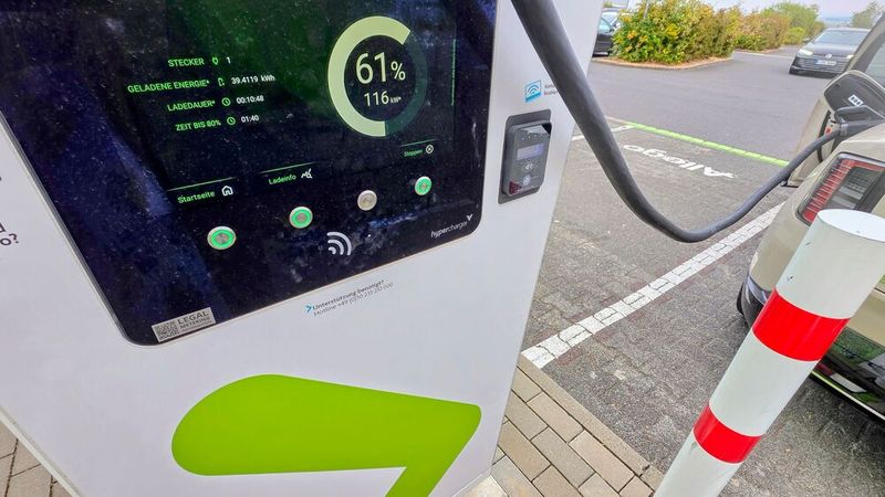 4. Verbrauch, Reichweite und Ladeleistung: Die 623 Kilometer WLTP-Reichweite, die Volvo für den heckangetriebenen ES90 Extended Range mit 92 kWh-Akku angibt, haben wir auf den Testfahrten nicht ganz geschafft. Je nach Witterung und Fahrweise sind aber 550 Kilometer Reichweite auch in der Praxis durchaus realisierbar. Der Bordcomputer vermeldete nach den Testfahrten im Schnitt einen durchaus bemerkenswerten Verbrauch von 16,6 kWh pro 100 Kilometer. Das Laden an DC-Säulen ist dank 800-Volt-Technik eines der Highlights des ES90: Volvo gibt die Ladezeit von 10 auf 80 Prozent an einer 350 kW-Säule mit 22 Minuten an. Beim Laden an einer 300 kW-Säule von 20 auf 60 Prozent lag die maximale Ladeleistung bei 270 kW, die durchschnittliche bei knapp 220 kW. An Wechselstrom-Säulen ist deutlich mehr Geduld gefragt: Der Onboard-Charger unterstützt das AC-Laden nur bis zu 11 kW. Die Ladedauer von 0 auf 100 Prozent gibt Volvo mit 9 Stunden an. (Bild: Mauritz – VCG)