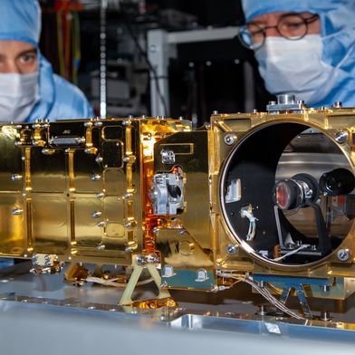 Within four years, Comat developed and manufactured more than 2,000 parts for the five prototypes and the flight model of the SuperCam. The company’s engineers worked closely with the teams from IRAP and CNES to install the instrument in a cleanroom environment. (Source: Comat)
