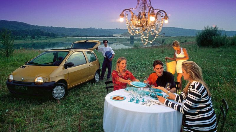 Der legendäre Renault-Chefdesigner Patrick Le Quément hatte dem 3,43 Meter kurzen Kleinwagen ein keckes Gesicht mit Scheinwerfern gewährt, die sogar schelmisch zu zwinkern schienen. (Bild: Renault)